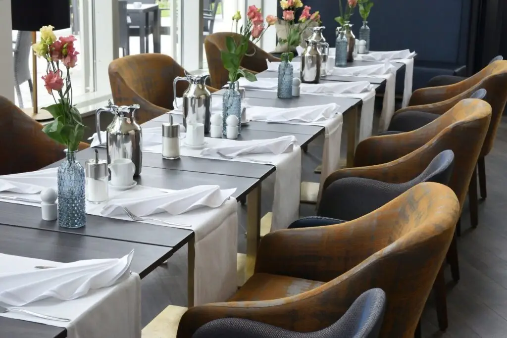 Professionele wasserij voor restaurants met wasmachines en drogers