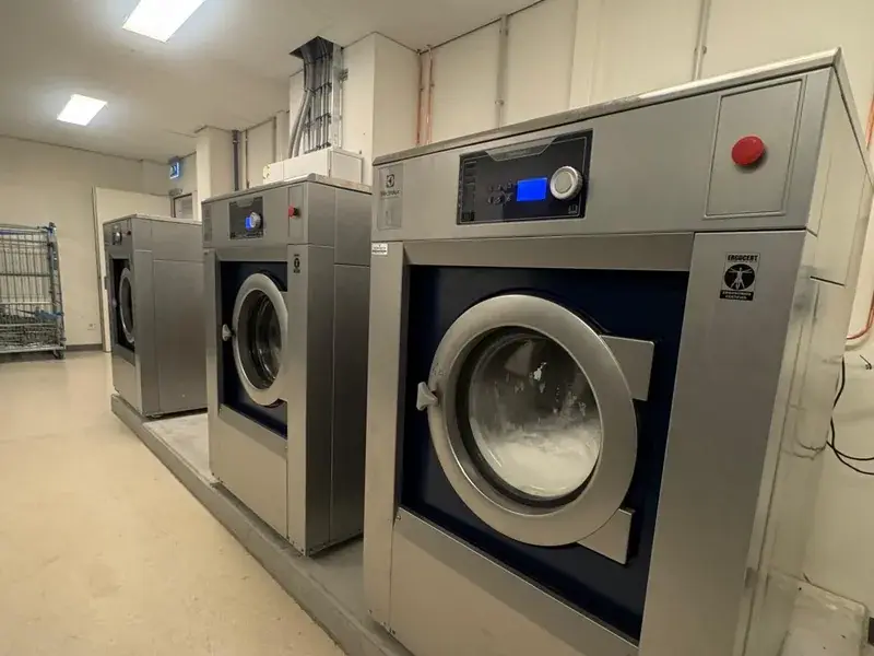 Twee professionele Electrolux wasmachines met het bedieningspaneel in beeld